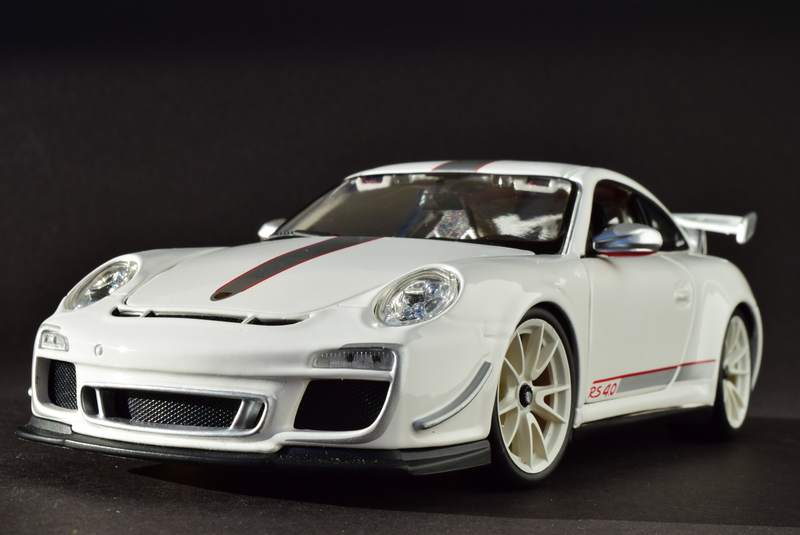 Illustration for article titled RennSport Battle: 997 911 GT3 RS 4.0, AUTOart v. Bburago